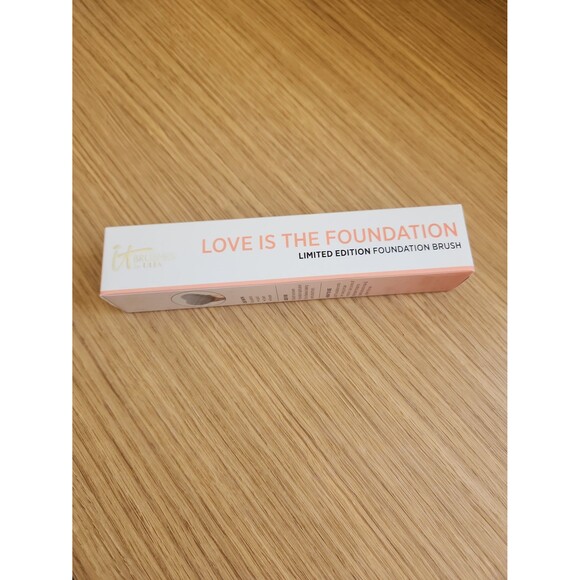 It Cosmetics "Love is the Foundation" Limited Edition Foundation Brush 2025 NIB - Picture 1 of 6